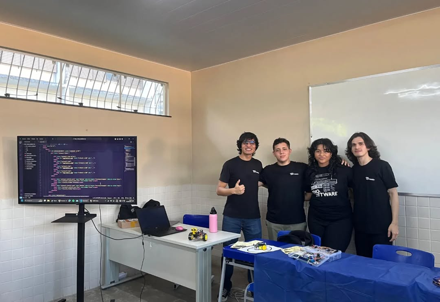 Primeira Feira Vocacional da UEPA com apresentação dos membros do CAESoft